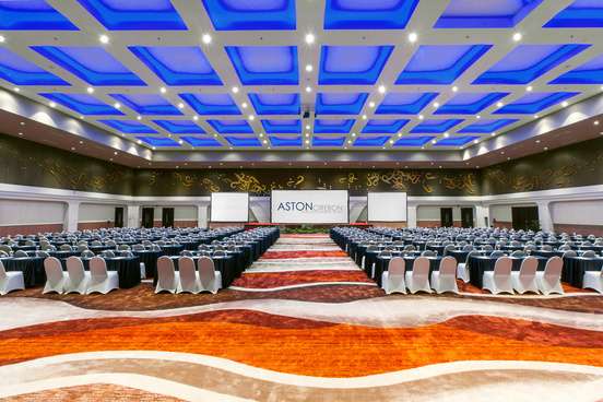 Ballroom Aston Cirebon tempat wisuda kampus