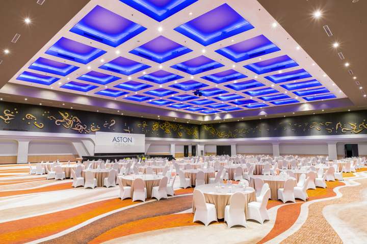 Dekorasi resepsi pernikahan di ballroom Aston Cirebon